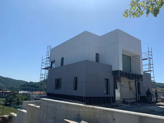 Chalet contemporáneo en Sopela con fachada ventilada de paneles grises y blancos