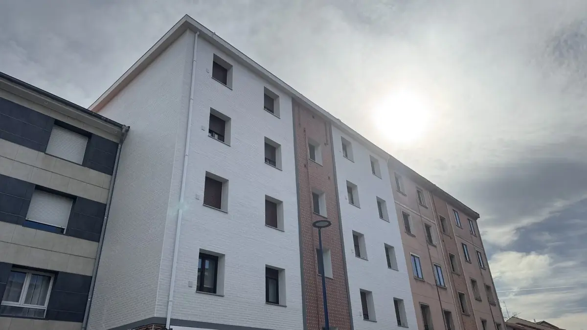 Bloque de viviendas en Portugalete con la fachada rehabilitada en blanco