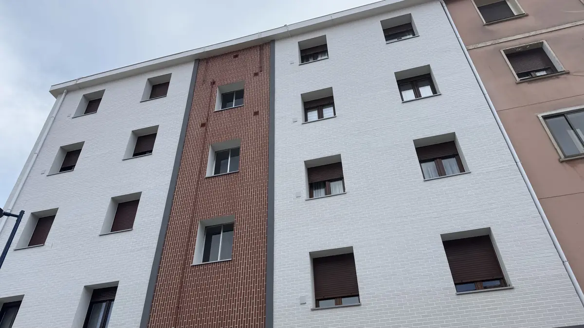 Fachada rehabilitada con bandas verticales de acabado ladrillo en Portugalete