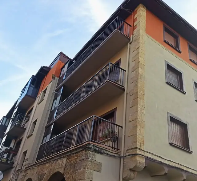 Edificio de Bekokale en Mungia tras la rehabilitación, con esquinas de sillería y balcones nuevos