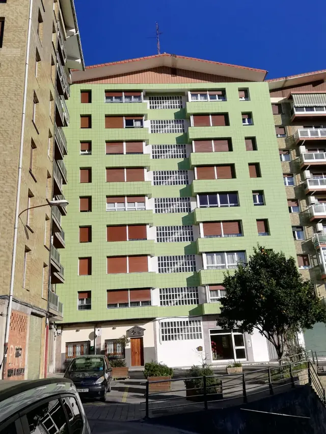Bloque de viviendas con fachada verde rehabilitada en Baratzeko plaza, Usansolo