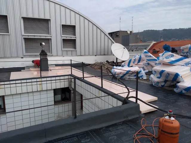 Terraza en obra en Bilbao con paneles aislantes preparados para la impermeabilización
