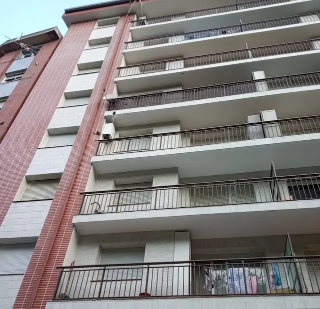 Edificio en altura en Santurtzi con fachada SATE y bandas de acabado cerámico