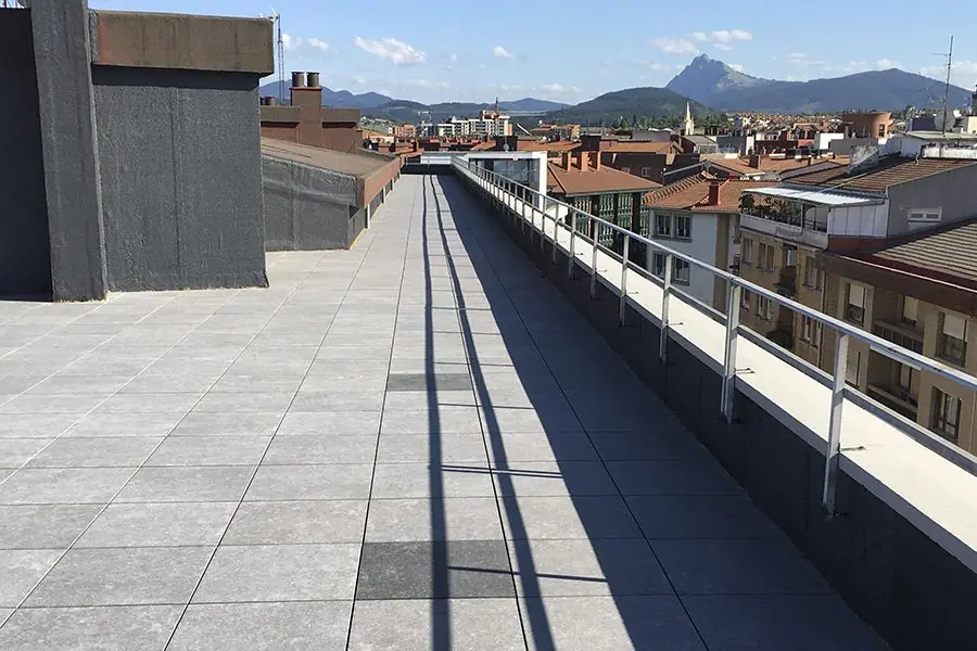 Terraza rehabilitada en Durango con pavimento de gran formato y vistas a las montañas